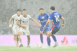 两连胜！津门虎2-0申花 哈达斯传射基莱斯破门 比赛一度暂停1小时